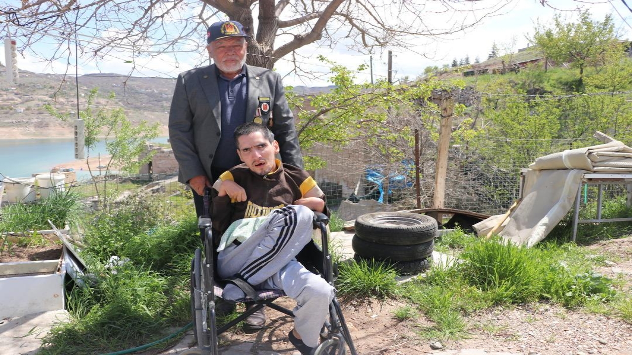 Foto - Herkes gitti, bir tek o kaldı! Terk edilen mahalleyi 35 yıldır bekliyor! Sebebi "Helal olsun Ali amca" dedirtti