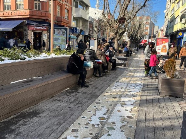Foto - Herkes kendini sokağa attı