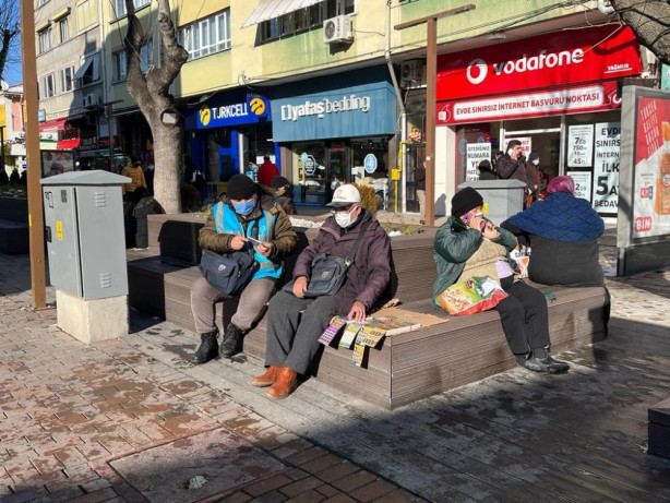 Foto - Herkes kendini sokağa attı