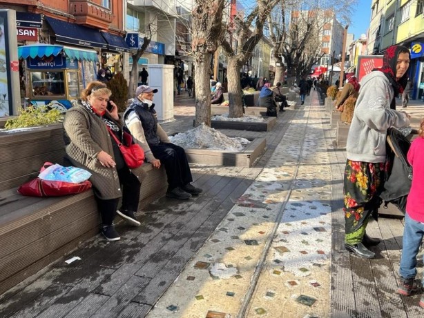 Foto - Herkes kendini sokağa attı