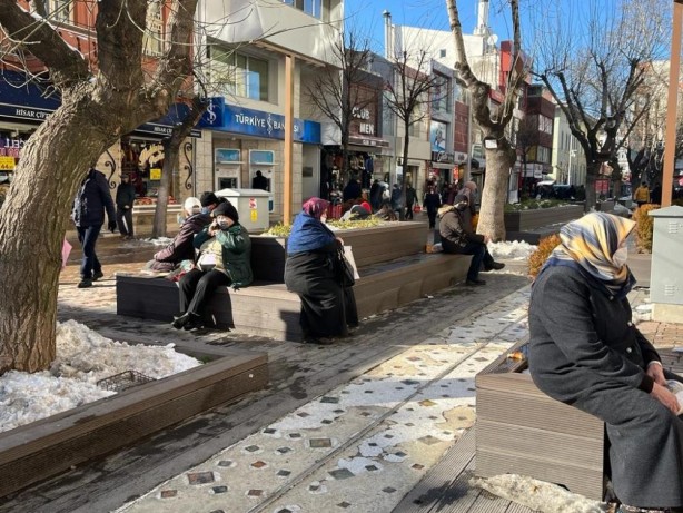 Foto - Herkes kendini sokağa attı
