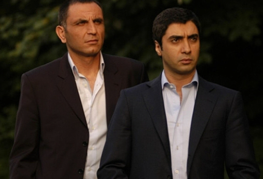 Herkes Kurtlar Vadisi Kaos'u bekliyordu! Yıldız isim ters köşenin en büyüğünü yaptı... İşte yeni dizisi