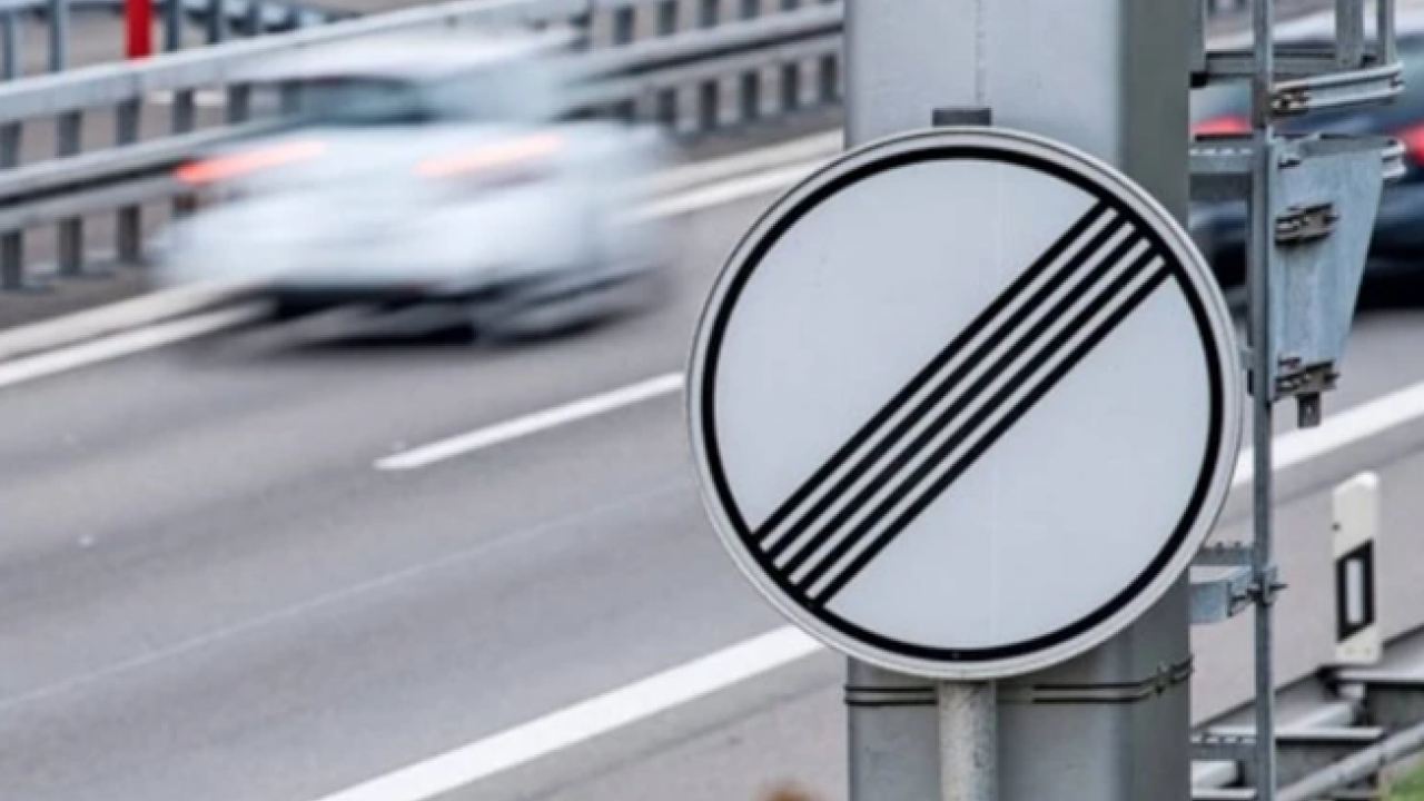 Herkes ne olduğunu merak ediyor: İşte trafikteki 5 çizgili tabelanın anlamı!