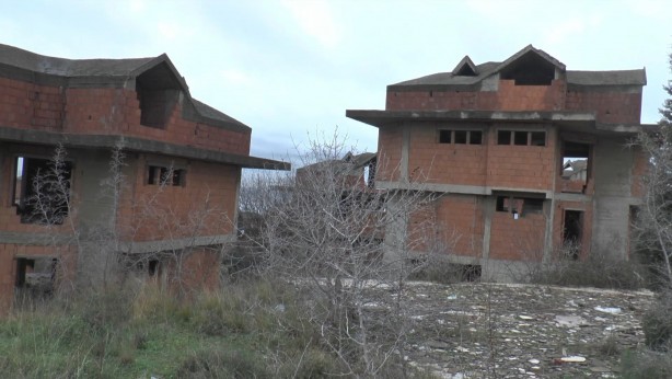 Foto - Herkes o sorunun cevabını merak ediyor: Kendi haline terk edilmiş denize nazır villaların sırrı!
