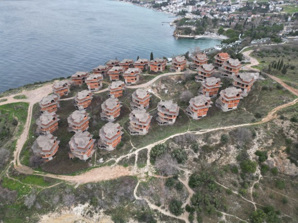 Foto - Herkes o sorunun cevabını merak ediyor: Kendi haline terk edilmiş denize nazır villaların sırrı!