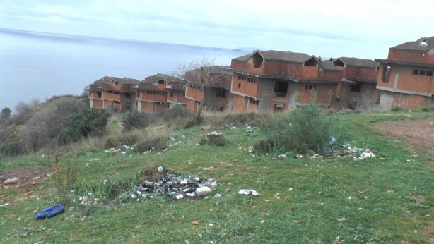 Herkes o sorunun cevabını merak ediyor: Kendi haline terk edilmiş denize nazır villaların sırrı!