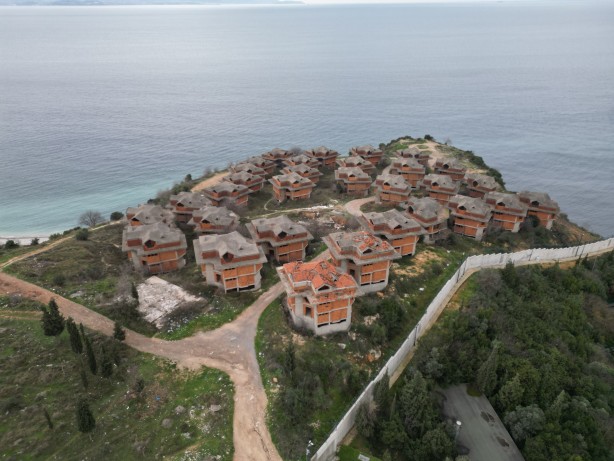 Foto - Herkes o sorunun cevabını merak ediyor: Kendi haline terk edilmiş denize nazır villaların sırrı!