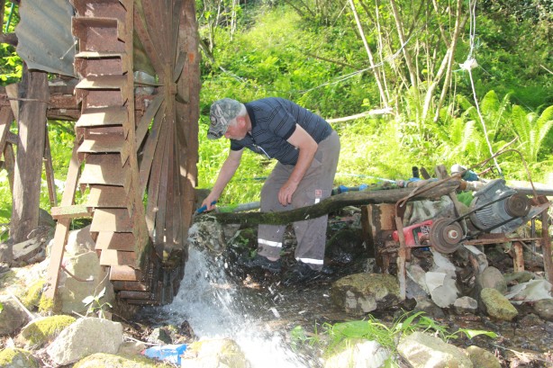 Foto - Herkes ona 'olmaz, yapamazsın' dedi ama emekli imam yaptı! İşte sudan bedava elektrik