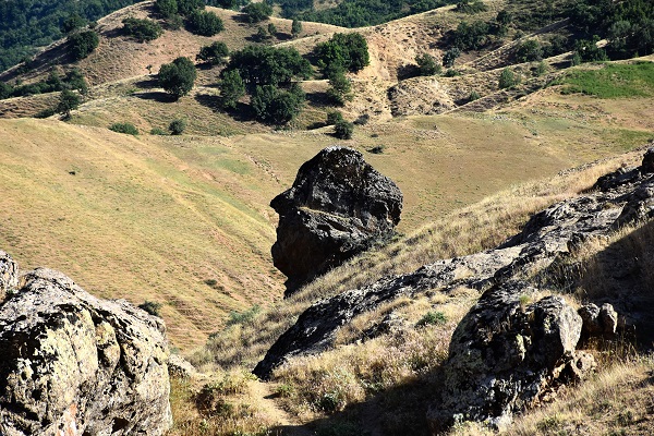 Herkes onu merak ediyor! Bu kaya ziyaretçi akınına uğruyor