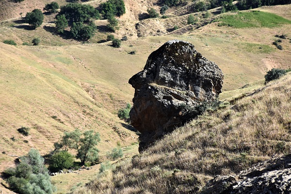 Foto - Herkes onu merak ediyor! Bu kaya ziyaretçi akınına uğruyor