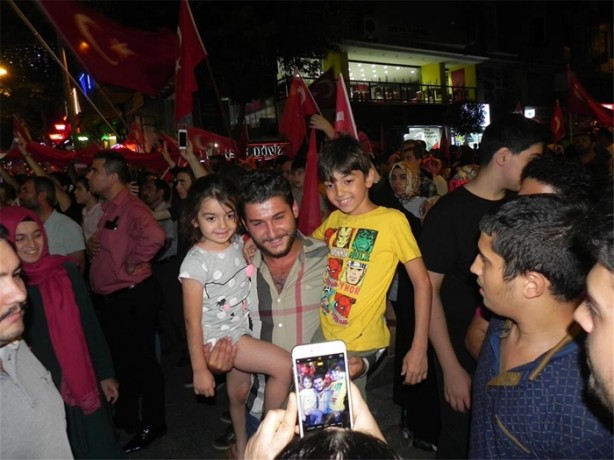 Foto - Herkes onunla fotoğraf çektirmek istiyor! Bakın neden...