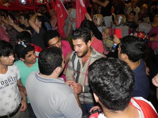Foto - Herkes onunla fotoğraf çektirmek istiyor! Bakın neden...