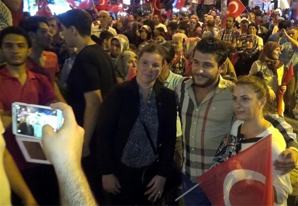 Foto - Herkes onunla fotoğraf çektirmek istiyor! Bakın neden...