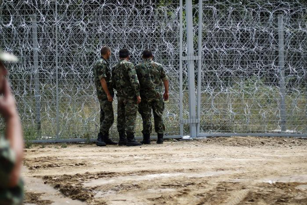 Foto - Herkes operasyona kilitlenmişken Türkiye sınırına asker konuşlandırdılar