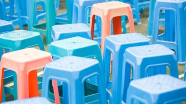 Foto - Herkes oturuyor, ama kimse bilmiyordu! Taburelerin ortasındaki delik meğer öyle bir işe yarıyormuş ki… 