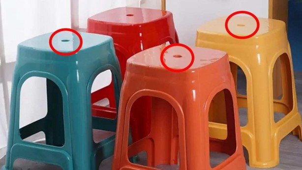 Herkes oturuyor, ama kimse bilmiyordu! Taburelerin ortasındaki delik meğer öyle bir işe yarıyormuş ki… 