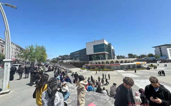 Foto - Herkes panik içinde! Deprem vatandaşı sokağa döktü