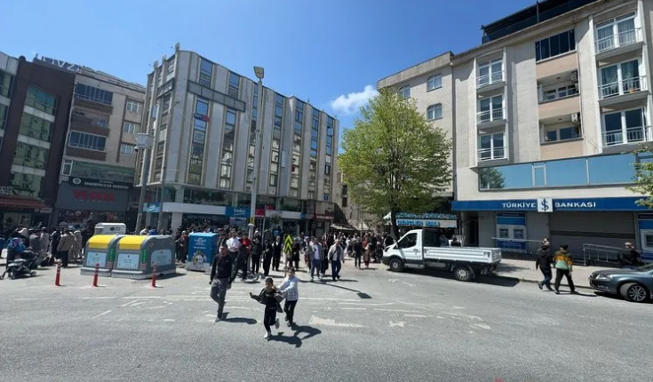 Foto - Herkes panik içinde! Deprem vatandaşı sokağa döktü