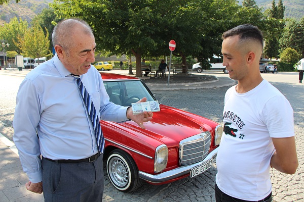 Foto - Herkes şaşkın! Arabasını alana 'bir deste para' verecek