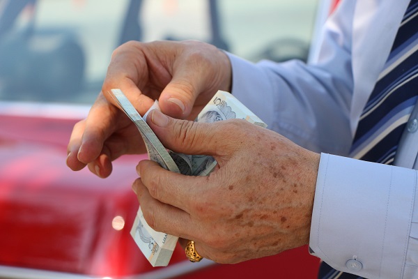 Foto - Herkes şaşkın! Arabasını alana 'bir deste para' verecek