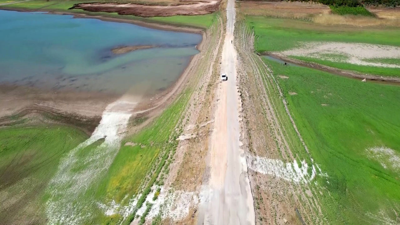 Herkes şaşkın! Gölet kurudu, yıllardır gizlenen yol gün yüzüne çıktı