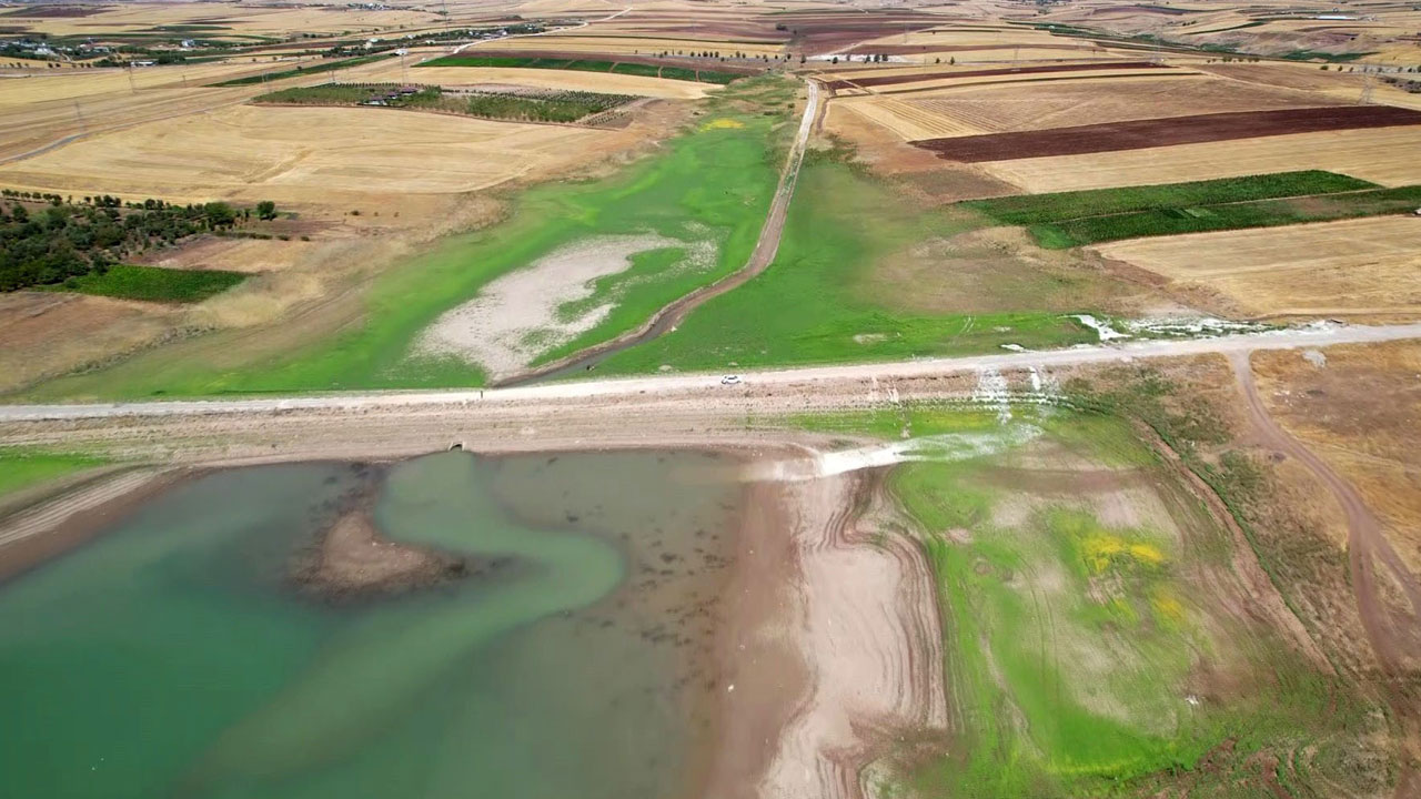 Foto - Herkes şaşkın! Gölet kurudu, yıllardır gizlenen yol gün yüzüne çıktı