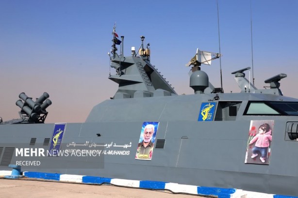 Herkes tedirgin! İran yeni savaş gemisini dünyaya tanıttı