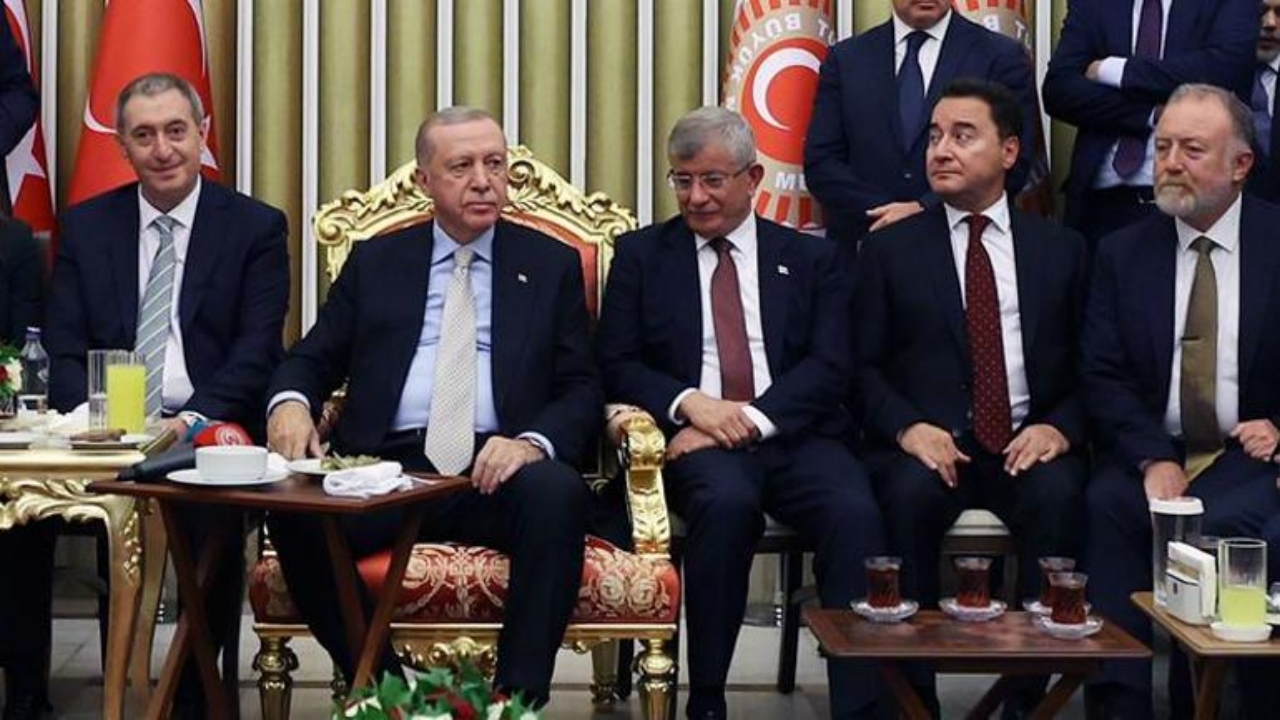 Foto - Herkes ters köşe! Tüm Türkiye’nin konuştuğu Erdoğan-Davutoğlu fotoğrafına ilişkin flaş açıklama 