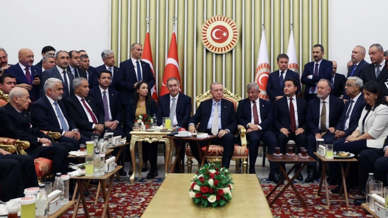 Foto - Herkes ters köşe! Tüm Türkiye’nin konuştuğu Erdoğan-Davutoğlu fotoğrafına ilişkin flaş açıklama 