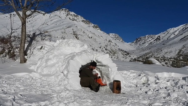 Foto - Herkes üşüyor o igloda yaşıyor