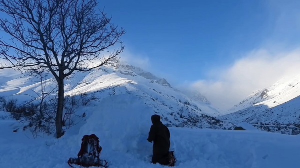 Foto - Herkes üşüyor o igloda yaşıyor