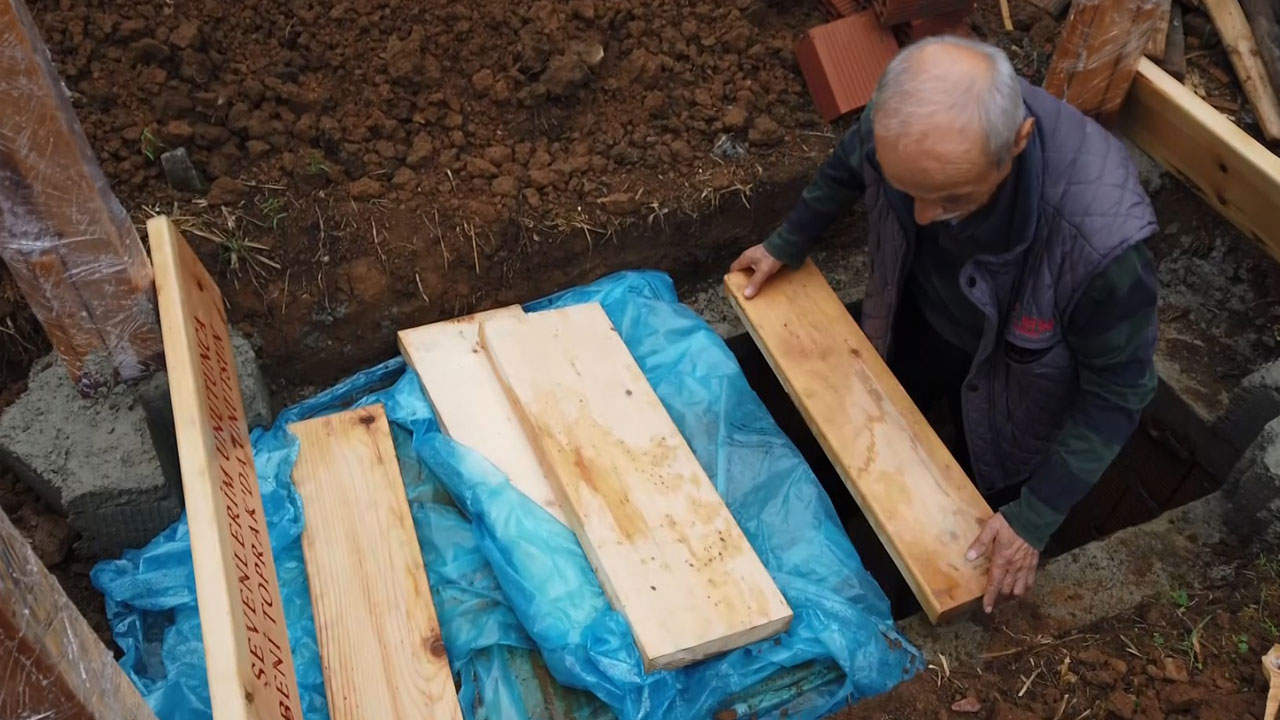 Foto - Herkesi şaşkına çevirdi! Ölmeden önce kendine sıradışı bir mezar yaptırdı