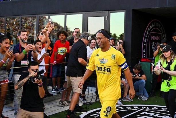 Foto - Herkesi ters köşeye yatırdı... Ronaldinho'dan Messi sorusuna bomba cevap