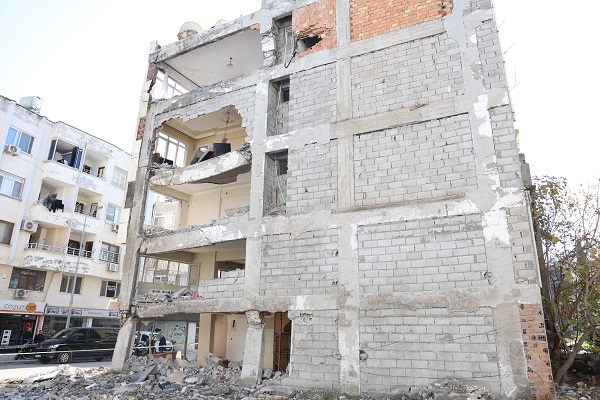 Herkesi ürküten bina yıkılıyor! 