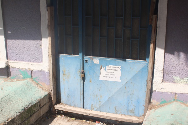 Herkesin dikkatini çekiyor! Terk edilen evin kapısındaki gizemli yazı!