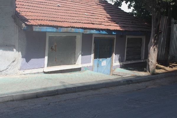 Foto - Herkesin dikkatini çekiyor! Terk edilen evin kapısındaki gizemli yazı!