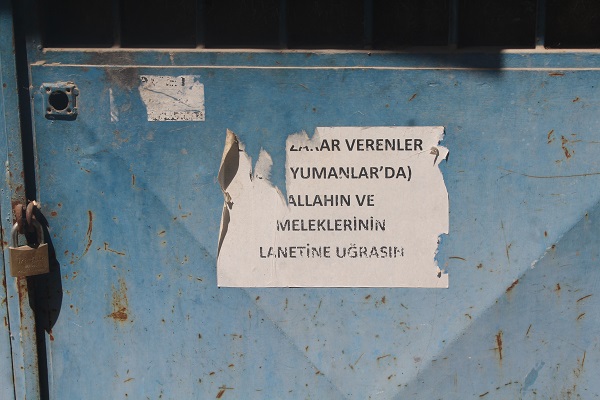 Foto - Herkesin dikkatini çekiyor! Terk edilen evin kapısındaki gizemli yazı!