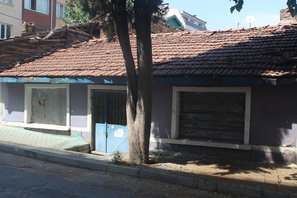 Foto - Herkesin dikkatini çekiyor! Terk edilen evin kapısındaki gizemli yazı!