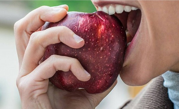 Herkesin evinde üçer beşer kilo var, ama kimse o gerçeği bilmiyor! Elmayı asla böyle yemeyin! Sonucu felaket olabilir