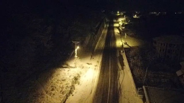 Herkesin gözü yoldaydı! Soğuk havaya aldırmadan sokağa koştular