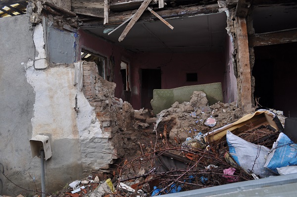 Foto - Herkesin yüreği ağzında! Tarihi bina tehlike saçıyor