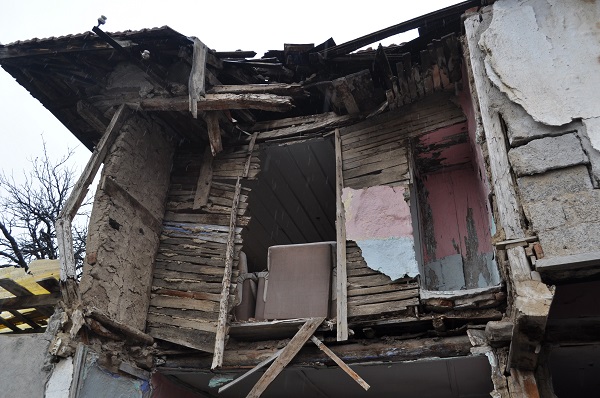 Foto - Herkesin yüreği ağzında! Tarihi bina tehlike saçıyor