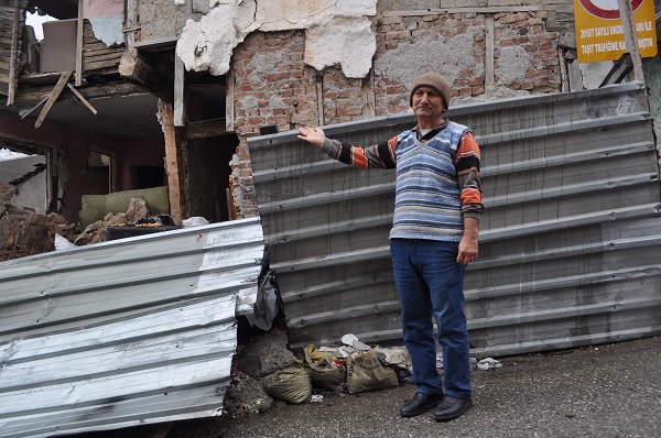 Foto - Herkesin yüreği ağzında! Tarihi bina tehlike saçıyor