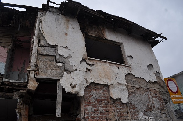 Foto - Herkesin yüreği ağzında! Tarihi bina tehlike saçıyor