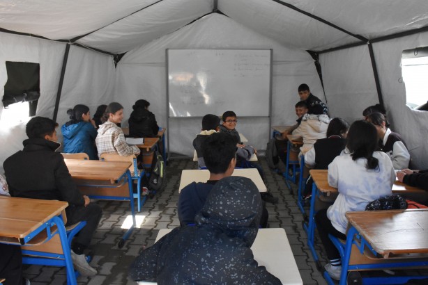 Foto - Herşey gençlerimiz için.. Büyük fedakarlık örneği! Böyle duyurdular...