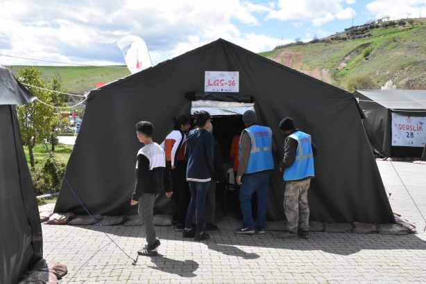 Foto - Herşey gençlerimiz için.. Büyük fedakarlık örneği! Böyle duyurdular...