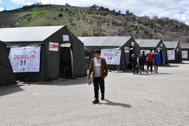 Foto - Herşey gençlerimiz için.. Büyük fedakarlık örneği! Böyle duyurdular...