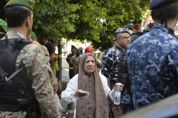 Foto - Hesabındaki parayı çekemedi, çalışanları rehin aldı! O ülkede sıcak dakikalar