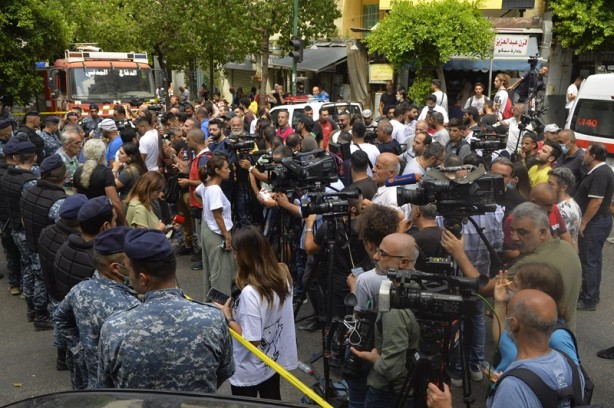 Foto - Hesabındaki parayı çekemedi, çalışanları rehin aldı! O ülkede sıcak dakikalar