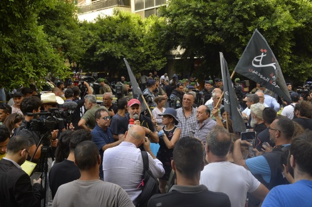 Hesabındaki parayı çekemedi, çalışanları rehin aldı! O ülkede sıcak dakikalar